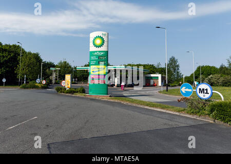 La stazione di benzina BP, a bordo Woolley servizi autostradali nello Yorkshire. BP gas station, garage BP. Foto Stock