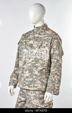 Manichino in camuffamento uniformi. Bianco sfondo isolato. Foto Stock