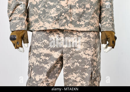 Militare vestito con guanti senza dita. Vista frontale. Bianco sfondo isolato. Foto Stock