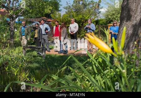 Membri della Travis Air Force Base di comunità si è riunita per commemorare la Giornata della Terra partecipando al Giardino urbano Tour, apr. 19, 2017. Il gruppo ha avuto la possibilità di ottenere una stretta mano a inizio primavera giardini nelle fasi iniziali al Centro giovanile, Child Development Center, e Travis comunità giardino. Questi giardini darà ai ragazzi di esperienza diretta sulla crescita dei frutti e verdure, conservazione dell'acqua, e il riciclo di ri-materiali utilizzabili.visitatori guardano il giardino nativo sezione al bambino Centro di sviluppo. Foto Stock