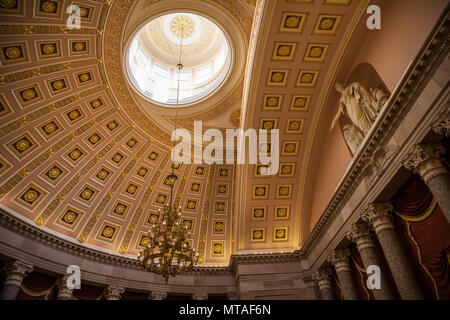 Soffitto e lampadario all'interno del Campidoglio di Washington DC, Stati Uniti d'America Foto Stock