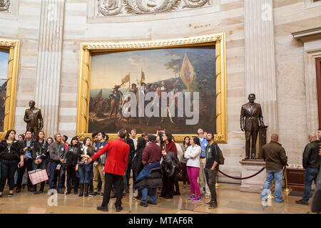 Tour guida assistenza ai turisti nel Capitol Hill rotunda, Washington DC, Stati Uniti d'America Foto Stock