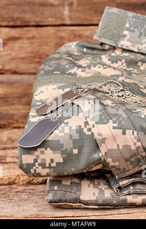 Uniforme militare e dog tag. Close up, immagine verticale. Foto Stock