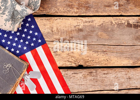 US Army Soldier's accessori con copyspace su legno. Raccogliere patriottico del soldato americano oggetti. Foto Stock