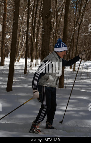 UFA, Russia 29marzo 2018 - uomo anziano cross country attraverso una pista forestale in nevicata utilizzando l'inverno sport per migliorare la sua salute mentre enjoyin Foto Stock