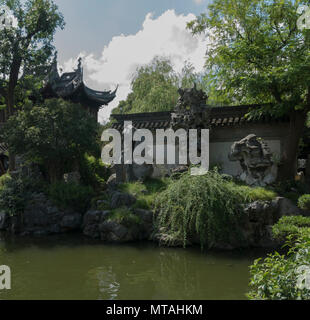 Giardini di Yu Shanghai China giorno bellissimo cielo blu, naturale rocce formate a complemento di stagno di pesci, Foto Stock