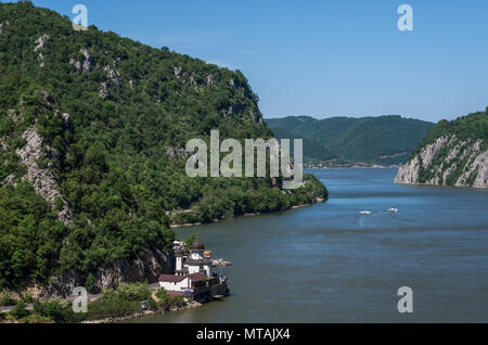 Monastero di Mraconia - Danubio Gorge, il Danubio in Djerdap (cancelli in ferro) parco nazionale, Serbia, Romania Foto Stock