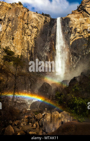 Un doppio arcobaleno di fronte Bridalveil rientra nel Parco Nazionale di Yosemite Foto Stock