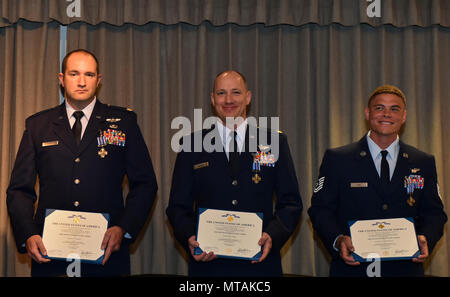 Il Mag. Ryan Mittelstet, il Mag. Brett Cassidy e Tech. Sgt. Christopher Nin si sono aggiudicati il Distinguished Flying Cross durante una cerimonia al campo Hurlburt Fla., Aprile 21, 2017. Mentre assegnati al 8° Expeditionary Special Operations Squadron, Mittelstet, Cassidy e Nin erano a bordo di un CV-22 Osprey conduzione di una missione per evacuare i cittadini americani durante una guerra civile in Africa. Durante il tentativo di eseguire l'evacuazione, il loro aereo era mirato e ha colpito più di 50 volte dalla superficie-aria fuoco dalle forze di terra. Foto Stock