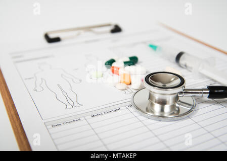 Uno stetoscopio in una forma medica. Il concetto di assistenza sanitaria Foto Stock