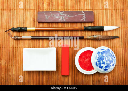 Il set di cinese per la calligrafia, arte della calligrafia, spazzola per pittura cinese, spazzola di bambù, inchiostro cinese, beni per la calligrafia Foto Stock