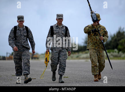 Stati Uniti Air Force aviatori 1a classe Richard Brown, sinistra e Nathan Strauss, Centro engineering assistenti assegnati al 673rd Ingegneria Civile Squadron, Base comune Elmendorf-Richardson, Alaska e Royal Australian Air Force Caporale Pietro Jenkins, NCO del plumbing, a piedi la Flightline con apparecchiature di rilevazione 21 aprile 2017, presso Andersen Air Force Base, Guam. Questa è stata la prima volta RAAF e USAF aviatori ha frequentato il corso insieme. L'esercizio è un U.S. Pacifico Comando Teatro multilaterale di sicurezza Programma di cooperazione oggetto di scambio di esperti evento progettato per la creazione di partenariati e pr Foto Stock