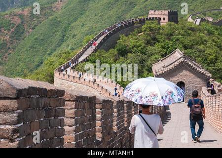 I turisti sulla Grande Muraglia della Cina Foto Stock