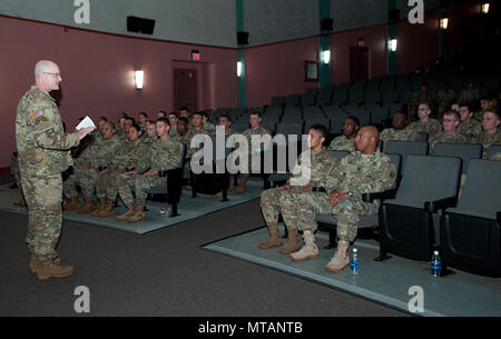 SCHOFIELD BARRACKS - Col. Ian R. Iverson, il personale giudice avvocato per il XXV divisione di fanteria e U.S. Esercito Garrison-Hawaii, offre commento durante una cerimonia di premiazione a Sgt. Smith Theatre, 21 aprile 2017, per contrassegnare la chiusura della Schofield Barracks Centro fiscale. Foto Stock