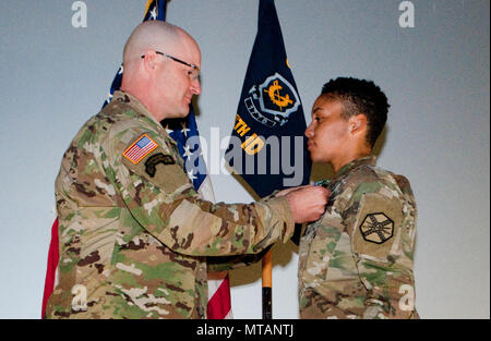 SCHOFIELD BARRACKS - Col. Ian R. Iverson, il personale giudice avvocato per il XXV divisione di fanteria e U.S. Esercito Garrison-Hawaii presenta un esercito Conquista la medaglia al cap. Courtney Plantè (a destra), il funzionario responsabile per la Schofield Barracks Centro fiscale, durante una cerimonia di premiazione a Sgt. Smith Theatre, 21 aprile 2017. Foto Stock