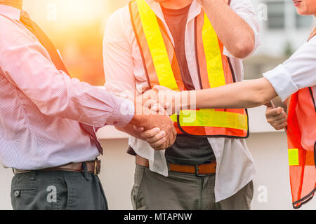 Ingegnere costruttore Teamwork trattativa di Handshaking progetto insieme con business investor uomo buono concetto di relazione. Foto Stock