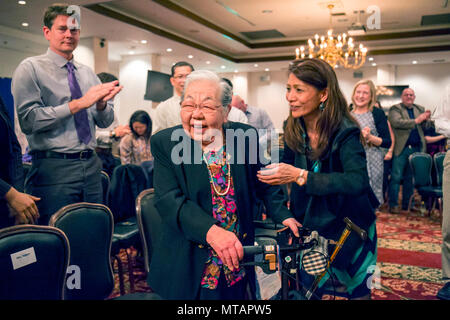 Yukie Furukawa, nominato Volontario eccezionale dell'anno, riceve la standing ovation come si arriva fino a ricevere il suo premio durante il Camp Zama il volontario annuale cerimonia di riconoscimento 21 Aprile al Camp Zama comunità Club. Foto Stock