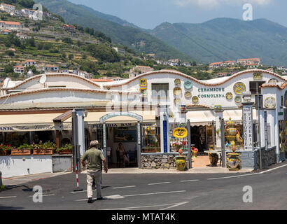 Ravello, Italia - 16 Giugno 2017: Ceramica shop nella piazza principale di Ravello, Campania, Italia Foto Stock