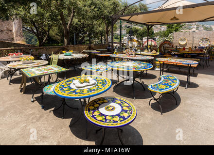 Ravello, Italia - 16 Giugno 2017: Ceramica shop nella piazza principale di Ravello, Campania, Italia Foto Stock