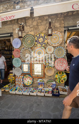 Ravello, Italia - 16 Giugno 2017: Ceramica shop nella piazza principale di Ravello, Campania, Italia Foto Stock