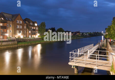 Vista notturna di un vuoto fiume britannico ad alta marea sul fiume Arun in Arundel, West Sussex, in Inghilterra, Regno Unito. Prese con una lunga o rallentare la velocità dello shutter. Foto Stock