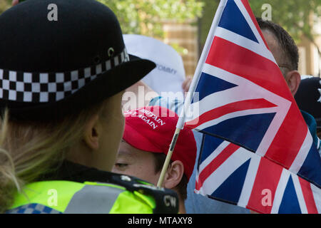 Londra REGNO UNITO 26 maggio 2018 di estrema destra protesta tifosi al di fuori di Downing Street chiedono il rilascio di attivista di destra Tommy Robinson che è stato arrestato per b Foto Stock