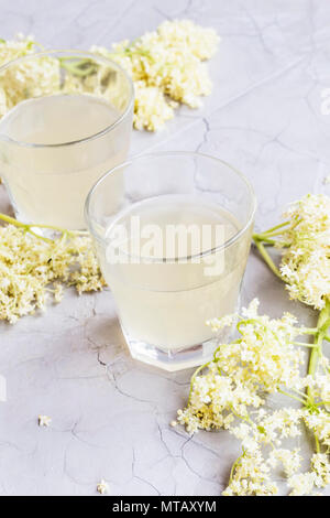 Lâ Elderflower limonata bevande, bicchieri con elderflowers bevande rinfrescanti Foto Stock
