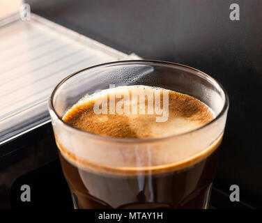 Caffè Espresso closeup , caffè la consistenza della schiuma , espresso coppa di vetro Foto Stock