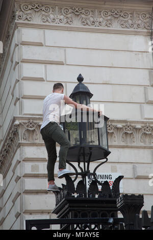 Londra REGNO UNITO 26 maggio 2018 di estrema destra protesta tifosi al di fuori di Downing Street chiedono il rilascio di attivista di destra Tommy Robinson che è stato arrestato per b Foto Stock