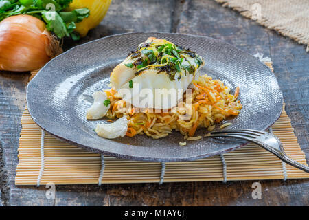 Grigliata di coriandolo e limone cod con la carota pilaf Foto Stock