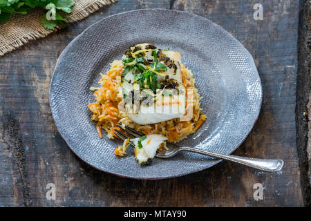 Grigliata di coriandolo e limone cod con la carota pilaf - elevato angolo di visione Foto Stock