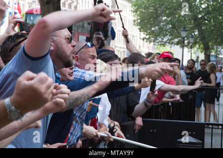 Londra REGNO UNITO 26 maggio 2018 di estrema destra protesta tifosi al di fuori di Downing Street chiedono il rilascio di attivista di destra Tommy Robinson che è stato arrestato per b Foto Stock
