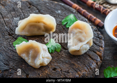 Cinese gnocchi di maiale - dim sum - con peperoncino dolce salsa di immersione Foto Stock