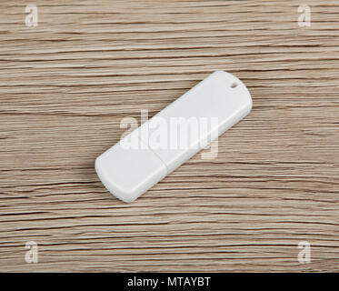 Bianco USB flash drive su sfondo di legno Foto Stock