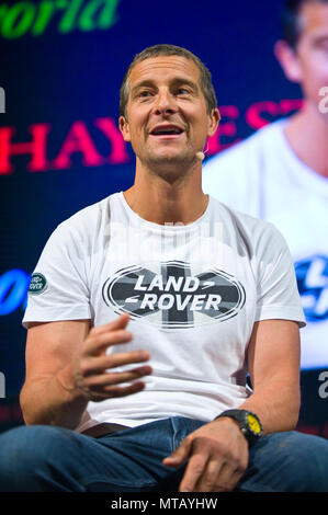 Bear Grylls parlando sul palco a Tata tenda a Hay Festival 2018 Hay-on-Wye Powys Wales UK Foto Stock