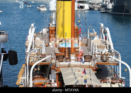 Monte-Carlo; Monaco - 24 Maggio; 2018: vista posteriore di un Vintage imbarcazioni a vela di lusso nel porto di Montecarlo (Porto Ercole). Principato di Monaco, francese R Foto Stock