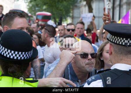 Londra REGNO UNITO 26 maggio 2018 di estrema destra protesta tifosi al di fuori di Downing Street chiedono il rilascio di attivista di destra Tommy Robinson che è stato arrestato per b Foto Stock