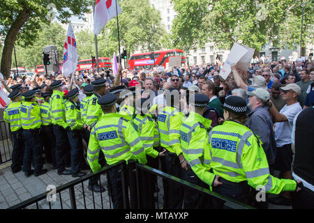 Londra REGNO UNITO 26 maggio 2018 di estrema destra protesta tifosi al di fuori di Downing Street chiedono il rilascio di attivista di destra Tommy Robinson che è stato arrestato per b Foto Stock