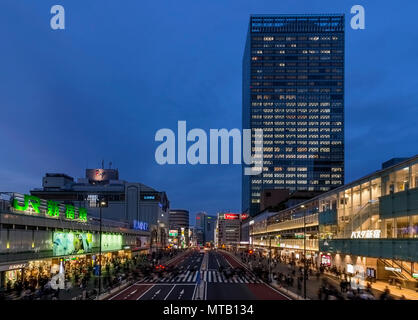 Bellissima vista della stazione di Shinjuku nel blu ora Foto Stock