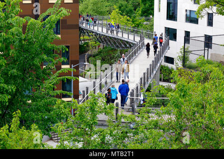 La gente a piedi attraverso il parco Squibb ponte sul ponte di Brooklyn Park, New York, NY. Foto Stock