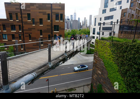 La gente a piedi attraverso il parco Squibb ponte sul ponte di Brooklyn Park, New York, NY. Foto Stock