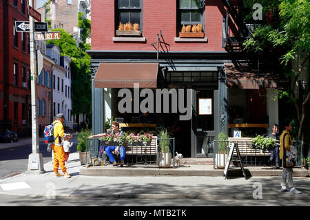 Joe caffè, 141 Waverly Pl, New York, NY. esterno alla vetrina di un negozio di caffè e cafè sul marciapiede nel Greenwich Village quartiere di Manhattan. Foto Stock