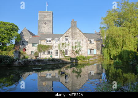 Le riflessioni di Mill Pond Cottage e Chiesa di Santa Maria in Church Hill, Swanage, Isle of Purbeck, Dorset, Regno Unito Foto Stock