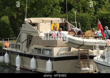 Motor Yacht crociera lungo le vie navigabili a Henley on Thames Oxfordshire. Foto Stock