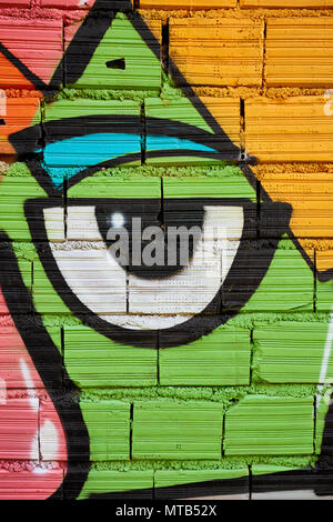 Coloratissima street art graffiti pittura di un occhio in figura. Solo uso editoriale. Foto Stock