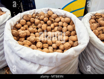 Le noci in un sacco bianco nel bazar Foto Stock