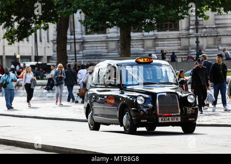 Mitica London taxi per le strade di Londra Foto Stock