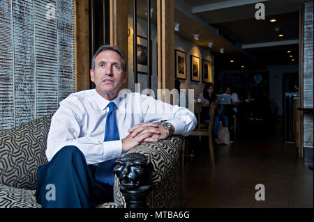 Howard Schultz (nato Luglio 19, 1953) è un uomo d'affari americano. Egli è presidente esecutivo di Starbucks e un ex proprietario del Seattle Supersonics. Egli è stato un membro del Consiglio di Amministrazione in piazza, Inc. In 1998, Schultz co-fondato Maveron, un gruppo di investimento. Nel 2016, la rivista Forbes classificato Schultz come 232nd persona più ricchi negli Stati Uniti, con un patrimonio netto di 3 miliardi di dollari a partire dal mese di aprile 2017. Foto Stock