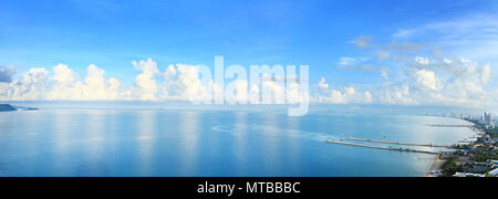 Topview panorama del mare e della spiaggia con sfondo bluesky a Pattaya inThailand. Foto Stock