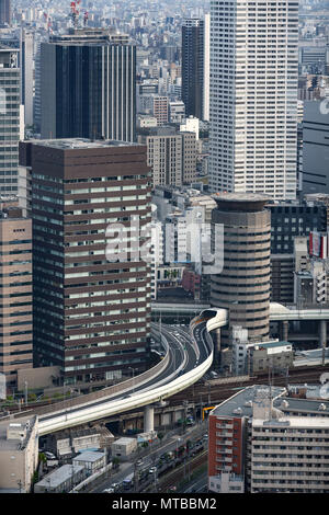 Torre di Porta Palazzo in Osaka, Giappone, un autostrada offramp a Umeda uscire passando a destra attraverso l'edificio. Foto Stock